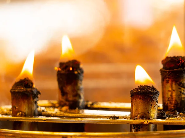 La llama de fuego se ilumina en la estufa del templo budista — Foto de Stock