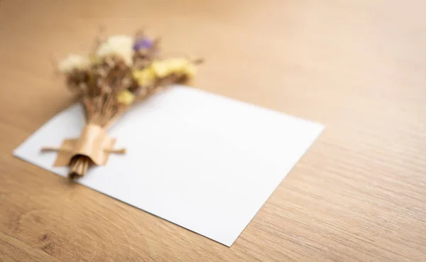 Cartão Branco Decorando Com Flores Secas Buquê Mesa Madeira Foco — Fotografia de Stock