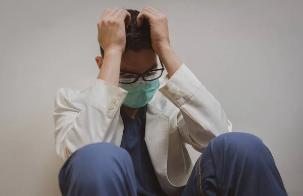 Joven Médico Vestido Blanco Siente Estresado Sentado Habitación Hospital — Foto de Stock