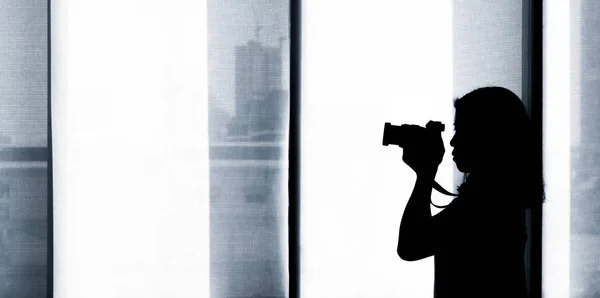 Силуэт Фотографии Женщины Держащей Камеру Сфотографировать Здания Небесного Скребка Современном — стоковое фото