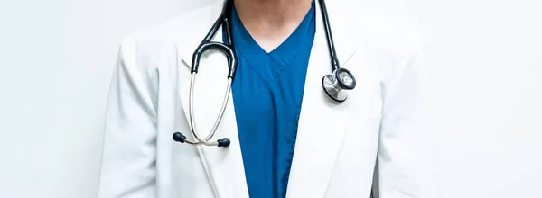 白い背景に青いスクラブの制服と白いガウンを身に着けている専門医と首の周りにぶら下がって聴診器 — ストック写真