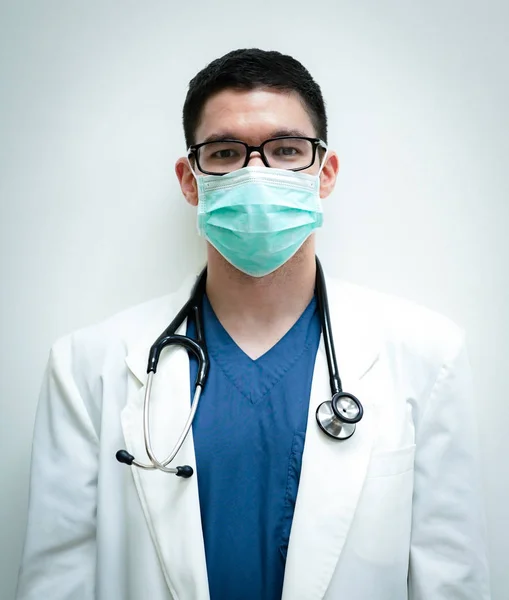 Ein Junger Gutaussehender Facharzt Mit Chirurgischer Maske Weißem Gewand Peelinguniform — Stockfoto