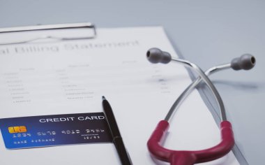 Gri arkaplanda tıbbi fatura beyanı, beşik kartı ve pembe steteskop resmi var.