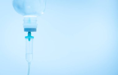 Hastanedeki koğuştaki yaşlı Asyalı kadını bir doktor ziyaret etti.