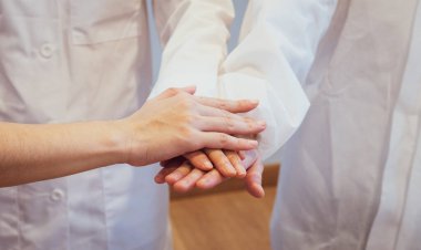 Doktor, hemşire ve bilim adamı Corona virüsünün araştırılması ve tedavisinde işbirliği yaparlar.