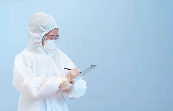 Une Femme Médecin Portant Équipement Protection Individuelle Écrit Les Documents — Photo