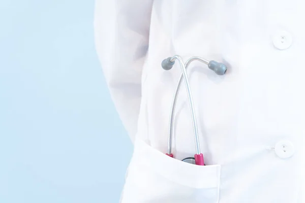 一个穿着白色长袍的医生 蓝色背景的口袋里有留声机 — 图库照片