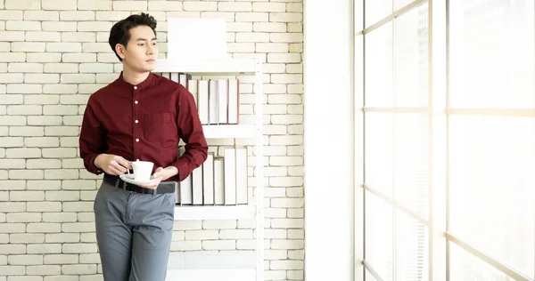 Kendine Güveni Olan Yakışıklı Asyalı Bir Adamı Elinde Kahve Fincanıyla — Stok fotoğraf