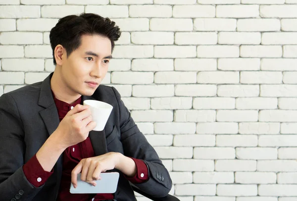Een Jonge Aziatische Zakenman Met Een Zelfverzekerd Gezicht Drinkt Koffie — Stockfoto
