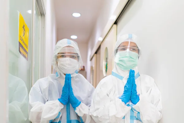 Deux Médecins Équipement Protection Individuelle Respectent Appuyant Sur Les Mains — Photo