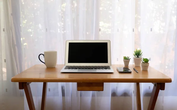 Bild Vom Schreibtisch Mit Computer Kaffeebecher Smartphone Wohnzimmer Arbeit Hause — Stockfoto