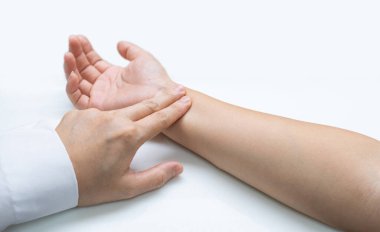 Doktor beyaz arka planda çarpıntı olan hastanın nabzını kontrol ediyor. Tıbbi, sağlık, kontrol, muayene, hayati belirti konsepti