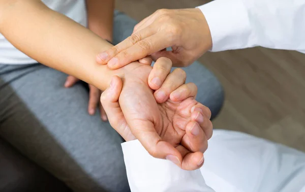 Médico Está Revisando Pulso Del Paciente Que Tiene Palpitaciones Fondo — Foto de Stock