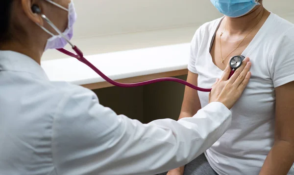 Uma Médica Usando Estetoscópio Para Examinar Pulmão Uma Perneta Que — Fotografia de Stock