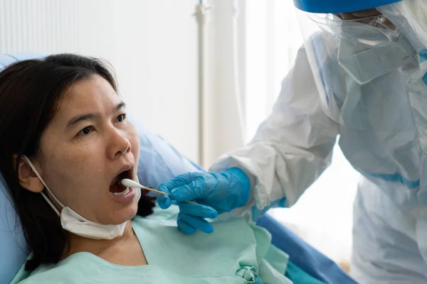 Médico Equipo Protección Personal Ppe Haciendo Hisopo Nasofaríngeo Paciente Asiático — Foto de Stock