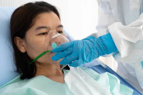 장비를 의사나 페페의 의사들은 전염병이 유행하는 병원에서 고질적 코로나 바이러스 — 스톡 사진