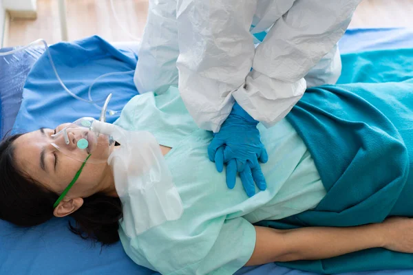 Arts Persoonlijke Beschermingsmiddelen Ppe Uitvoeren Van Borstcompressie Cpr Voor Patiënten — Stockfoto