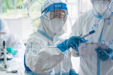 Laboratuvarda kovid-19 veya koronavirüs enfeksiyonunu tedavi etmek için araştırma ve deney yapan bilim adamları