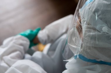 Kişisel koruma ekipmanlarında çalışan bir doktor ya da kovid 19 ya da koronavirüs enfeksiyonu olan bir hasta salgın sırasında tecrit ünitesinde ölünce kendini üzgün hisseden bir doktor. tıbbi konsept