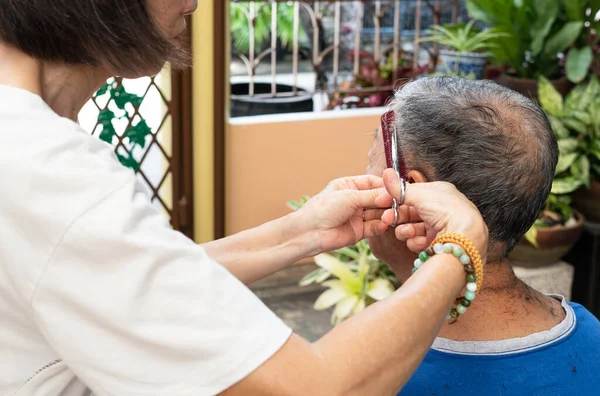 Una Esposa Haciendo Corte Pelo Para Marido Sola Casa Durante — Foto de Stock