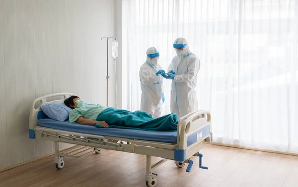 Doctor Nurse Personal Pretective Equipment Ppe Treating Senior Asian Woman — Stock Photo, Image