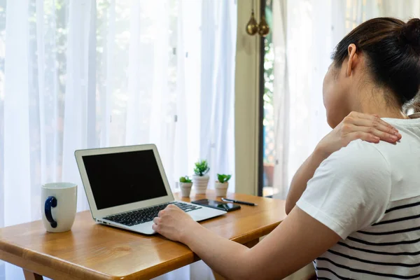 Mujer Joven Asiática Que Sufre Dolor Hombro Después Trabajar Forma — Foto de Stock