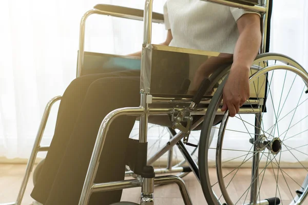 Asiática Joven Discapacitada Mujer Con Feliz Esperanzador Sentimiento Sentado Silla — Foto de Stock