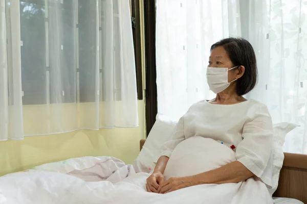 Portretfoto Van Oudere Aziatische Vrouw Met Gezichtsmasker Covid Coronavirus Infectie — Stockfoto