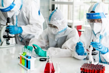 Laboratuvarda kovid-19 veya koronavirüs enfeksiyonunu tedavi etmek için araştırma ve deney yapan bilim adamları