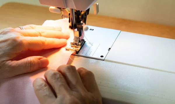 Senioe Woman Using Sewing Machine Sew Fabric Hobby Retirement Self — Stock Photo, Image
