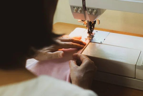 Mujer Mayor Que Utiliza Máquinas Coser Para Coser Tejido Como — Foto de Stock