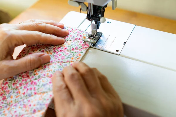 Senioe Mujer Utilizando Máquina Coser Para Coser Tela Como Hobby — Foto de Stock