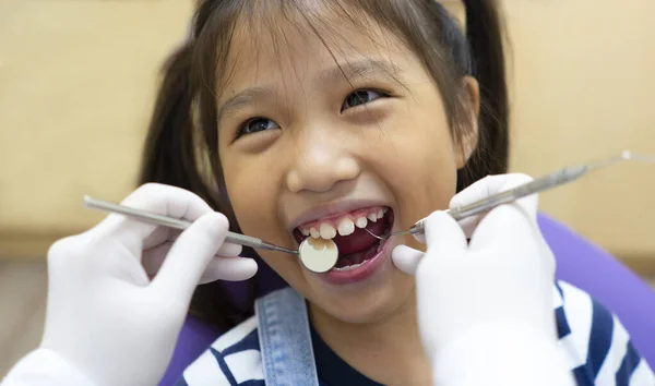 Dentista Que Utiliza Herramientas Dentales Para Limpiar Los Dientes Del — Foto de Stock