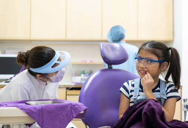 Dentista Que Utiliza Herramientas Dentales Para Limpiar Los Dientes Del — Foto de Stock