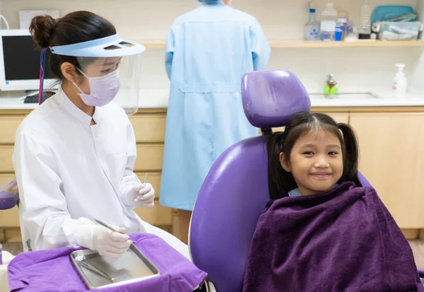 Dentista Que Utiliza Herramientas Dentales Para Limpiar Los Dientes Del — Foto de Stock