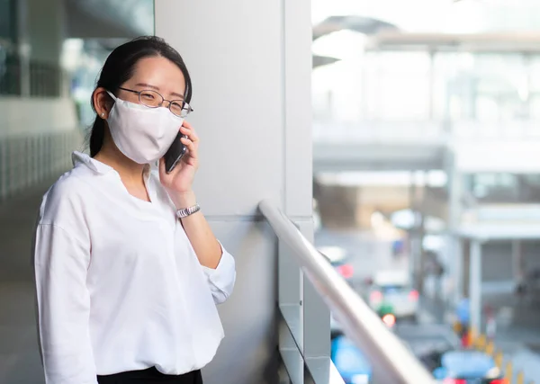 Mujer Asiática Joven Que Usa Mascarilla Facial Como Una Guía — Foto de Stock