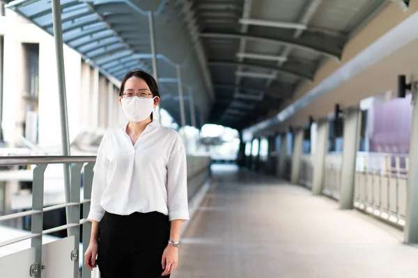 笑顔と顔のマスカスを身に着けている若い美しいアジアの女性は 社会的距離のガイドライン 彼女は駅まで歩いて空を歩いている 新しい正常な生活 Covid コロナウイルスの概念 — ストック写真