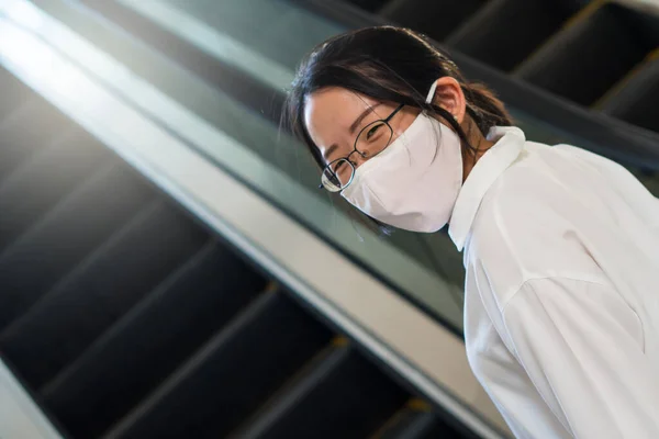 Joven Hermosa Mujer Asiática Con Cara Sonriente Uso Maskas Una — Foto de Stock