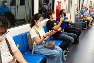 Bangkok Tayland - 17 Mayıs 2020: insanlar yüz maskesi takıyor ve metroda yeni normal bir yaşam tarzı olarak sosyal mesafeyi koruyorlar..