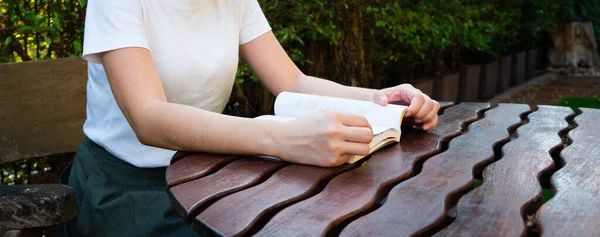 Mujer Asiática Joven Con Anteojos Sentados Libro Lectura Del Jardín — Foto de Stock