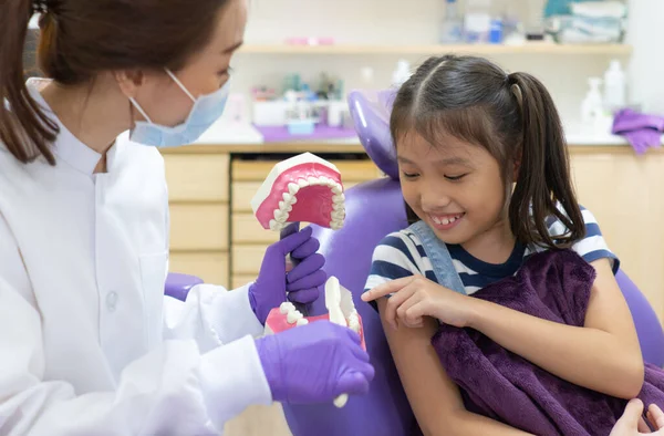 Dentista Asiática Con Rostro Sonriente Enseña Los Niños Pequeños Cómo — Foto de Stock