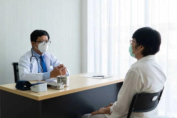 Seniorin Mit Psychischen Problemen Besucht Asiatischen Psychiater Arzt Klinik Krankenhaus — Stockfoto