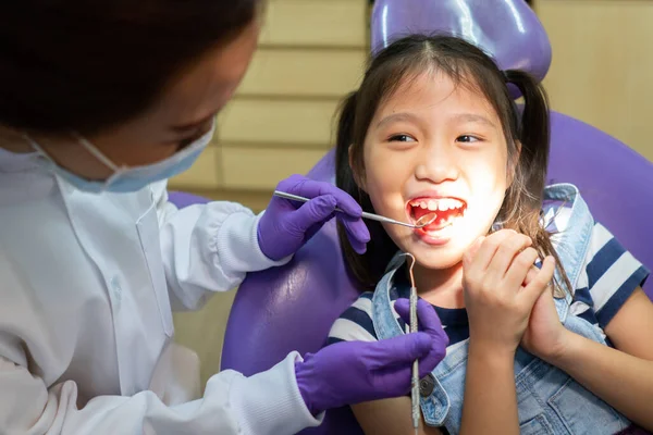 Dentista Que Utiliza Herramientas Dentales Para Limpiar Los Dientes Del — Foto de Stock