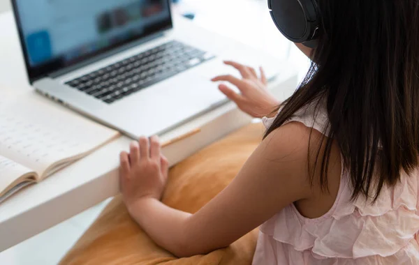Een Jong Aziatisch Meisje Dat Computer Gebruikt Thuis Leran Als — Stockfoto