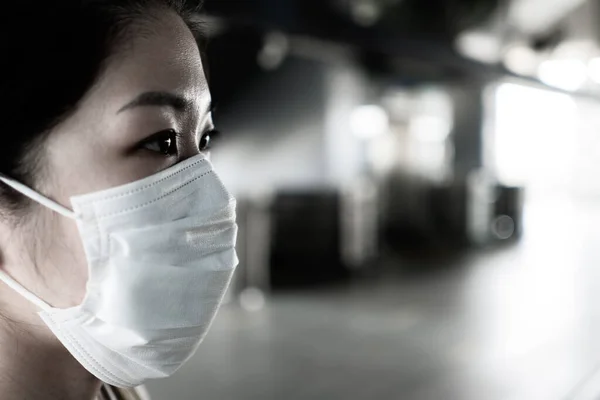 Covid 19やコロナウイルスの流行時に外科用フェイスマスクをした若いアジア系女性のクローズアップ写真 新しい正常な生活と社会的距離の概念は — ストック写真