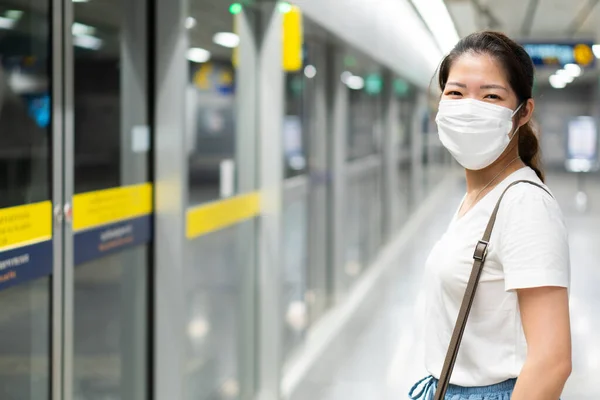 Jeune Belle Femme Asiatique Portant Masque Facial Aide Téléphone Intelligent — Photo