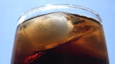 Cola kabarcıklar ve mavi gökyüzü