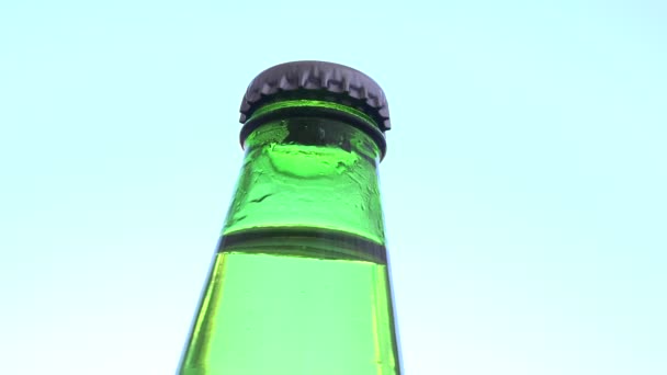 Otwierając Butelkę Napojem — Wideo stockowe