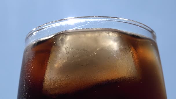 Verter Soda Cola Vaso Hielo Con Salpicaduras — Vídeos de Stock