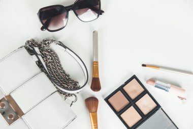 Kadın makyaj malzemeleri masanın üstünde.